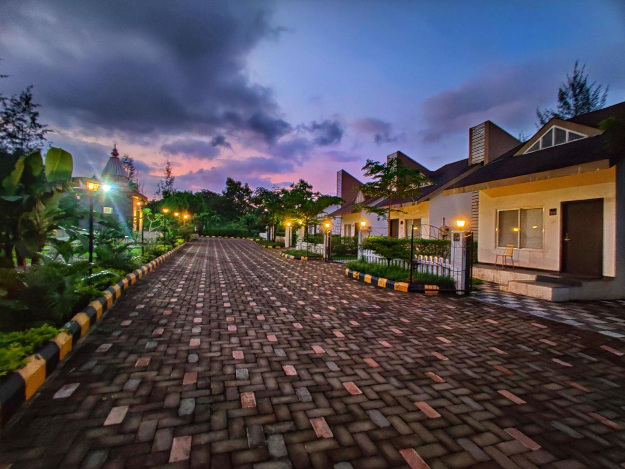 Pushpam Sanskruti Resort Karjat - A Pure Veg Resort Dhamni Exterior foto
